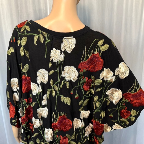 AKEMI + KIN Women’s V-Neck Embroidered Floral Oversized Top (Size XS/S) - Picture 7 of 15